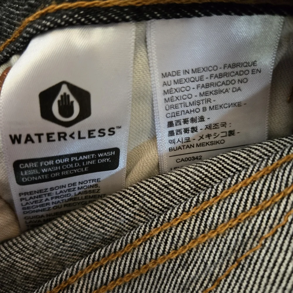 HOST PICK! 🎉🎈LEVIS NWT DARK 501 W30/L32 - Picture 6 of 6
